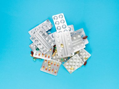 Mavi arka planda hap, Gümüş İlaç Kapsülü Paketi, İlaç Paketi, İlaç Paketi, Eczane Kutusu, Arka planda İlaç Kabarcığı