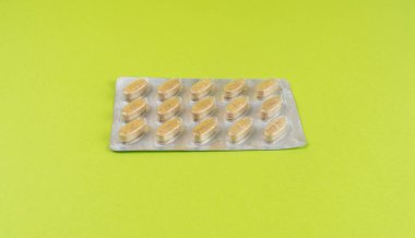 Yeşil arka planda hap, Gümüş İlaç Kapsülü Paketi, İlaç Paketi, İlaç Paketi, Eczane Kutusu, Arka planda İlaç Kabarcığı