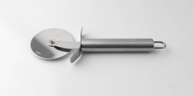 Pizza kesicisi izole. Yuvarlak tekerlekli yuvarlak tekerlekli bıçak, metal bıçaklı çatal bıçak, beyaz arka planda pizza kesmek için krom İtalyan aletleri.