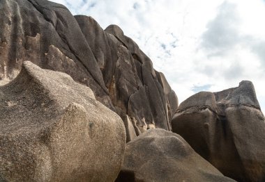 Ünlü granit kaya oluşumları La Digue Adası Seyşeller kıyılarında eşsiz yıpranmış şekiller.