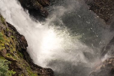 Voringfossen şelalesi Eidfjord, Norveç 'te, Hardangervidda platosundan derin bir kanyona dökülüyor. Uçurumları ve nehir akışı olan manzaralı dağ manzarası