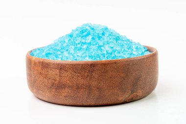 Mavi kristaller izole edilmiş. Beyaz arka planda doğal mineral kozmetik, aromatik spa tuzu