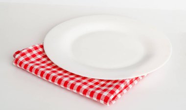 Beyaz Tabak ve Piknik Masası Kumaşı İzole, Katlanmış Kareli Peçete, Kırmızı Beyaz Masa Örtüsü, Gingham desenli Mutfak Havlusu, Restoran Tabağı, Beyaz Arkaplanda Piknik Masası Kumaşı
