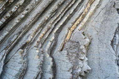 Katmanlı kayalar, sinek dokusu arka planı. Tortul kaya, çizgiler taş desen, jeoloji katman kayalık bayrağı, doğa taş duvar yapısı, eski kaba mineral oluşumu.