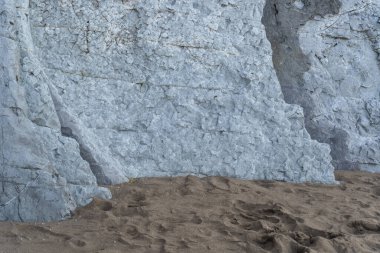 Katmanlı kayalar, sinek dokusu arka planı. Tortul kaya, çizgiler taş desen, jeoloji katman kayalık bayrağı, doğa taş duvar yapısı, eski kaba mineral oluşumu.