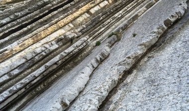 Katmanlı kayalar, sinek dokusu arka planı. Tortul kaya, çizgiler taş desen, jeoloji katman kayalık bayrağı, doğa taş duvar yapısı, eski kaba mineral oluşumu.