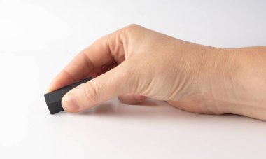 Kağıt üzerinde silgi. Yazılanların silinmesi, bir hatanın silinmesi, hatanın düzeltilmesi, çizimin düzeltilmesi, problem kavramının düzeltilmesi