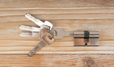 Kapı kilidi için anahtarlar ve kilit silindiri. Pin taklacı bileşenleri yenilenmeye ya da onarılmaya hazır, herhangi bir iç güvenlik için siyah arka plan kapalı