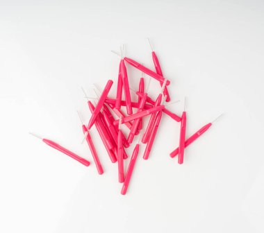 Diş fırçası hijyen için. Küçük diş fırçası temizleme, beyaz arka plan görünümlü kırmızı diş fırçası.