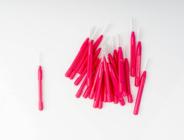 Diş fırçası hijyen için. Küçük diş fırçası temizleme, beyaz arka plan görünümlü kırmızı diş fırçası.