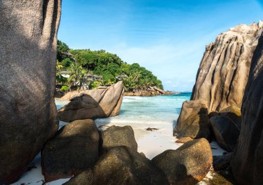 Düşük mevsimde granit kayalar, tropikal kıyı şeritleri, dalgalar, sörfler ve sürüklenen dallarla birlikte resim gibi Anse Patates plajı, yüzmeye elverişli olmayan ikonik Seyşeller manzaralarından biri.