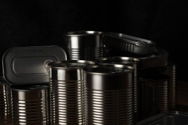 Metal yiyecek kutuları, uzun vadeli depolama ve karanlık arka plana karşı belirlenmiş kiler sunar
