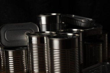 Koyu arkaplanda çerçeve oluşturur ve muhafaza eder