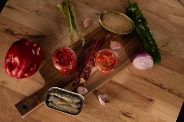 Kırsal kesim tahtasındaki kavanozlarda ve konserve kutularında çeşitli sağlıklı yiyecekleri muhafaza etmek.