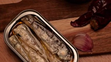 Konserve balık ve konserve gıda malzemeleri tahtanın üzerinde.