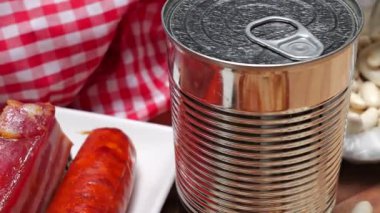 Sucuklu ve konserve yiyecekli Asturian masal güveci.