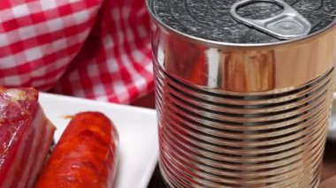 Malzemelerin sergilendiği taşra sahnesi ve geleneksel İspanyol fasülye güvecinin son yemeği.