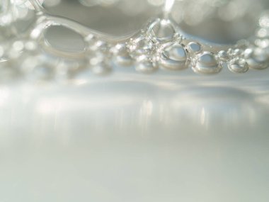 Cam kabarcıklar, parlak ve temiz bir arkaplanda usulca süzülür.