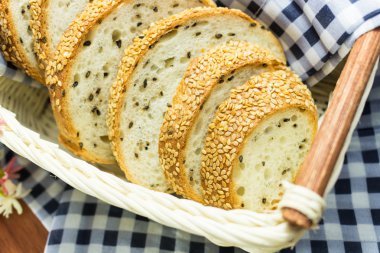 bütün tahıl ekmeği. Parçalar halinde kesilmiş