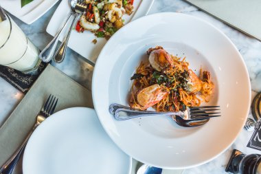 Spagetti nehir karides ile baharatlı kuru biber