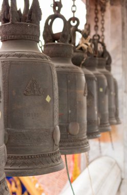 bir Budist tapınağında çan