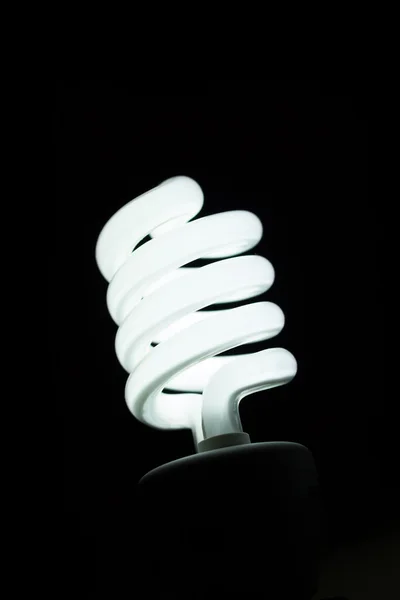 Lampadina accesa con sfondo nero — Foto Stock