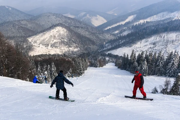 Snowboarders, descida da montanha . — Fotografia de Stock