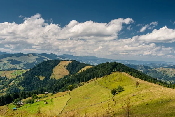 Bela paisagem montanhosa. Céu azul, prados verdes . — Fotografia de Stock