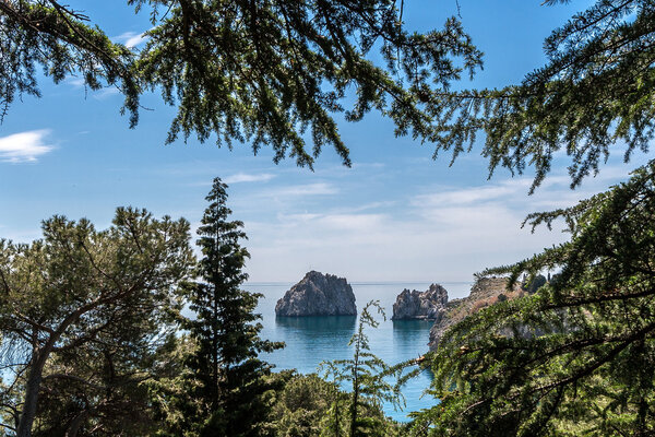 Вид на скалу в море - Adalary . Стоковая Картинка