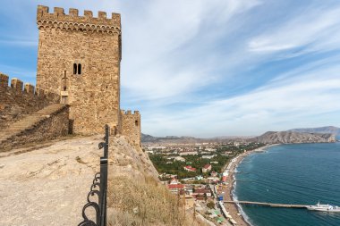 Karadeniz kıyısında bir ortaçağ kalesi kalıntıları.