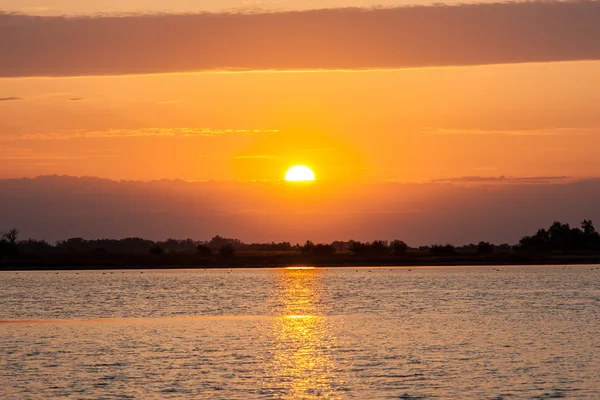 Nascer do sol sobre o estuário . — Fotografia de Stock