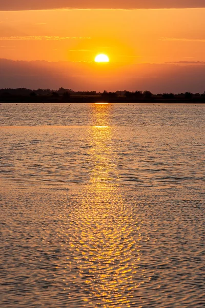 Nascer do sol sobre o estuário . — Fotografia de Stock