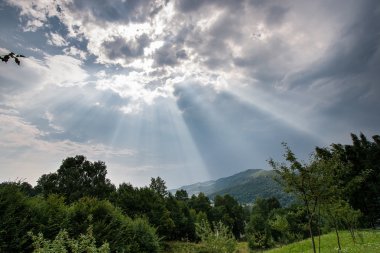 Güneş ışınları ile kara bulut onların yol yapmak.