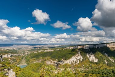 Güzel bir gökyüzü olan dağ manzarası.