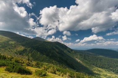 Güzel dağ manzarası. Bulutlar güneşi sakladı, bir bulutun gölgesi .