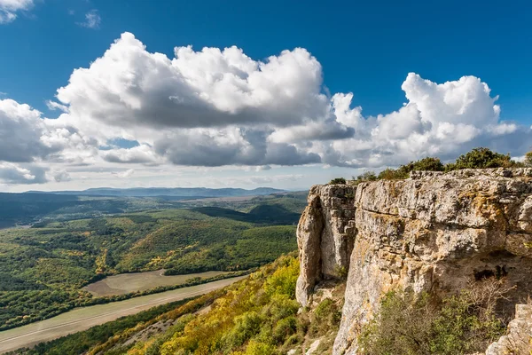 Горный пейзаж с красивым небом. — стоковое фото