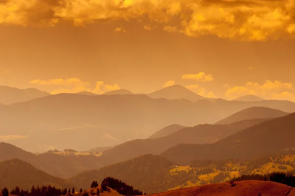 Magic sunset in the mountains, the  in the misty haze. — Stock Photo, Image