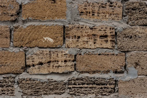 Contexto. A textura da parede de pedra. Material de coquina fixado com argamassa de cimento — Fotografia de Stock