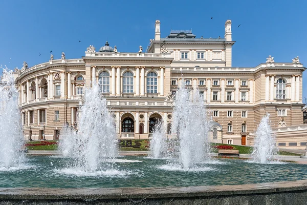 Brunnen auf dem Hintergrund des schönen Opernhauses Odessa, Ukraine — Stockfoto