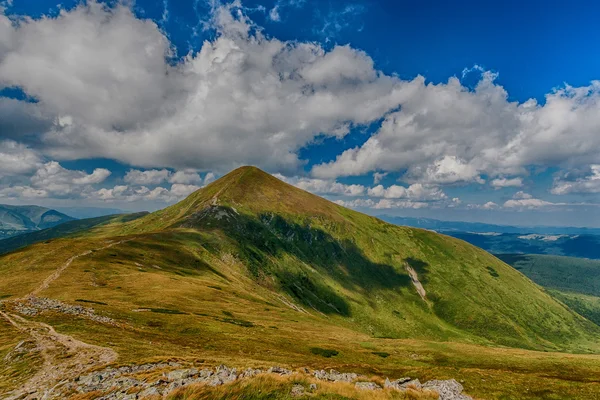 乌克兰喀尔巴阡-戈韦尔拉最高的山峰。人类发展报告 》 — 图库照片