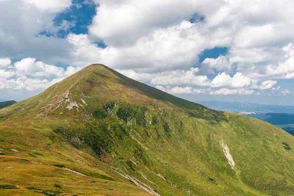 Самая высокая вершина Украинских Карпат - Говерла — стоковое фото