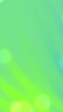 Bulanık ışık çemberli yeşil renklerin derecesi. Doğa temalı tasarımlar, soyut arka planlar ve yumuşak renk paleti gerektiren sanatsal projeler için harika..