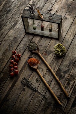 Farklı baharatlar ve otlar ahşap masa üzerinde. Yakın çekim, görünümü top. 