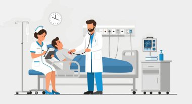 Doktor steteskopla bir hastayı muayene ederken bir hemşire not alıyor. Hasta hastane yatağında, yanında tıbbi malzemelerle yatıyor..