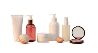 Zarif kozmetik ürün düzenleme, yumuşak ışıklandırmalı.