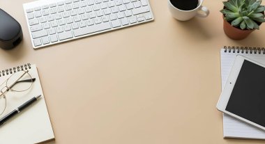 Tarafsız bir arkaplanda klavye, not defteri, kahve fincanı ve sulu bitkinin yer aldığı temiz ve düzenli bir çalışma alanının genel çekimi.