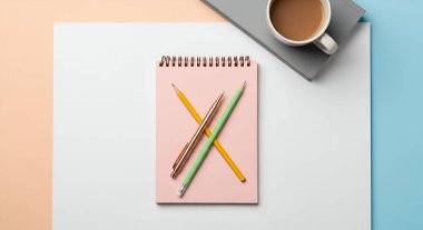 X, kahve fincanı ve renkli bir arka plan oluşturan kalemlerle dolu bir defter fotoğrafı. Yaratıcı projeler için mükemmel..