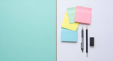 Canlı yapışkan notlar, kalemler ve silgi içeren minimalist bir daire, organizasyon ve yaratıcı projeler için mükemmel..