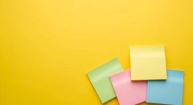 Canlı sarı bir arka plan, anımsatıcı, organizasyon ve yaratıcı projeler için mükemmel renkli yapışkan notlar kümesine ev sahipliği yapar. Görüntü bir üretkenlik ve planlama hissi uyandırıyor..