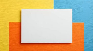 Temiz bir beyaz kart sarı, turuncu ve mavinin renkli geometrik arka planına dayanır, tasarım ve mesajları göstermek için idealdir..